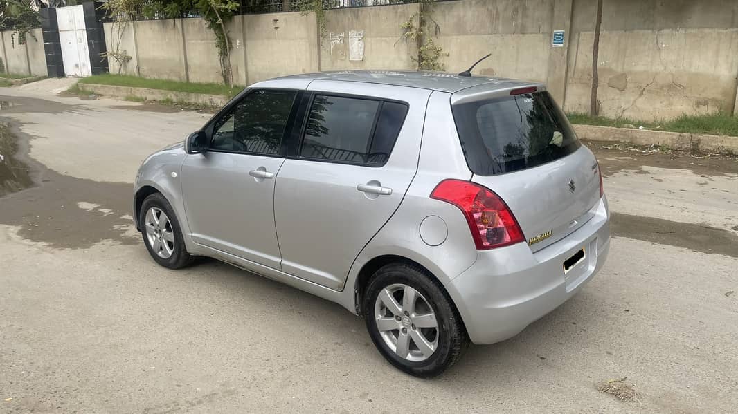 Suzuki swift 2016 dlx automatic 2