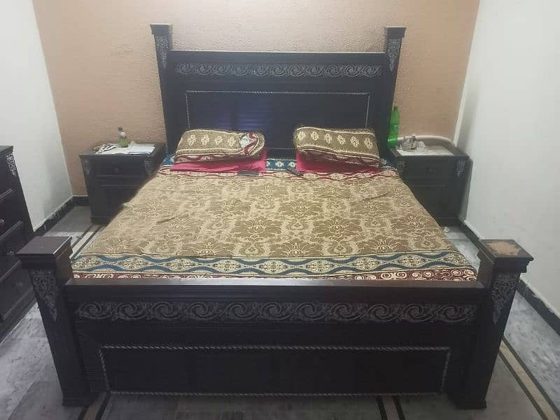 king size bed with sit table 0