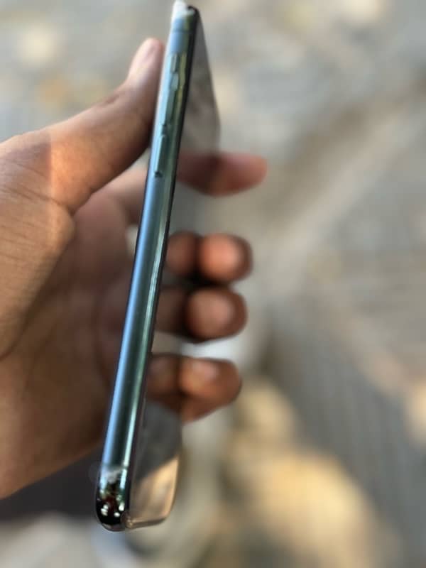 iphone 11 pro in mint condition 3