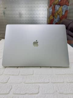 MacBook pro 2018 15.4 inch core i9 CTO 32/512 SSD 6 core 4gb grafics