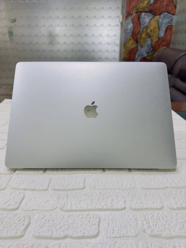 MacBook pro 2018 15.4 inch core i9 CTO 32/512 SSD 6 core 4gb grafics 0