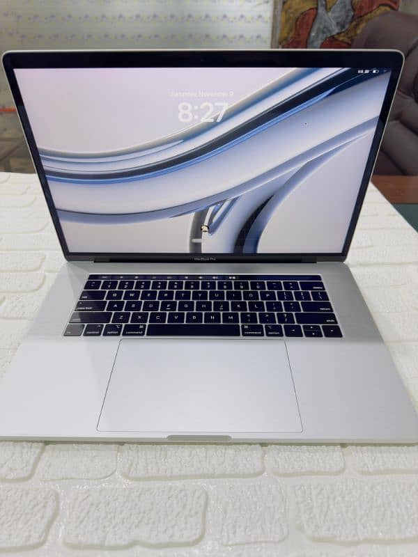 MacBook pro 2018 15.4 inch core i9 CTO 32/512 SSD 6 core 4gb grafics 1