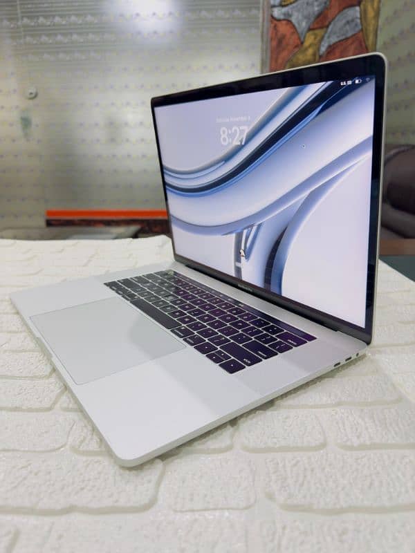 MacBook pro 2018 15.4 inch core i9 CTO 32/512 SSD 6 core 4gb grafics 2