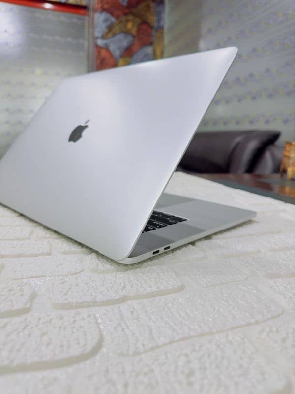 MacBook pro 2018 15.4 inch core i9 CTO 32/512 SSD 6 core 4gb grafics 11