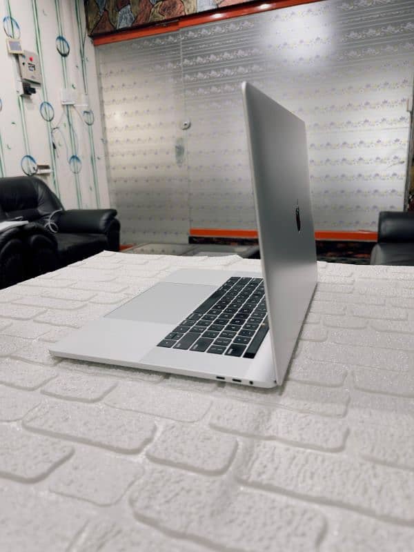 MacBook pro 2018 15.4 inch core i9 CTO 32/512 SSD 6 core 4gb grafics 12