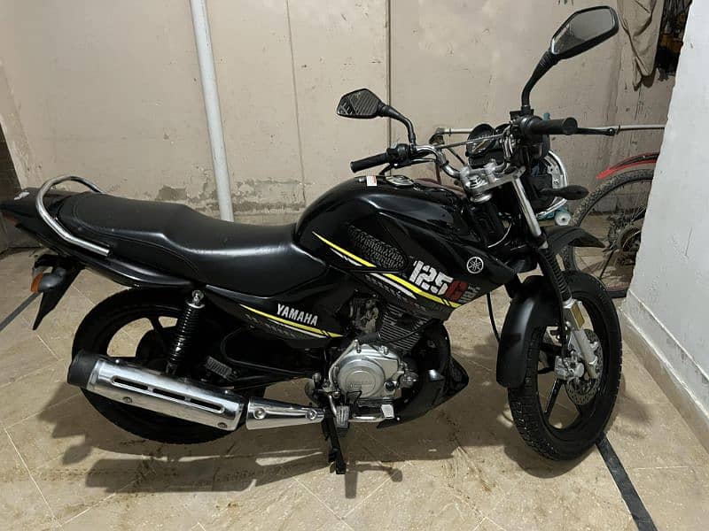 Yamaha YBR 125G BLACK 2022 4