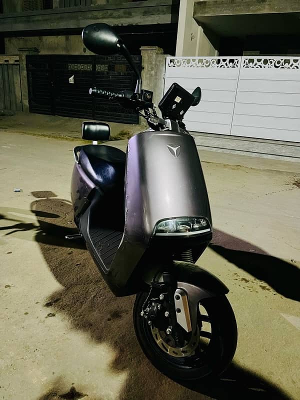 Yadea G5 Scooty Metro 1