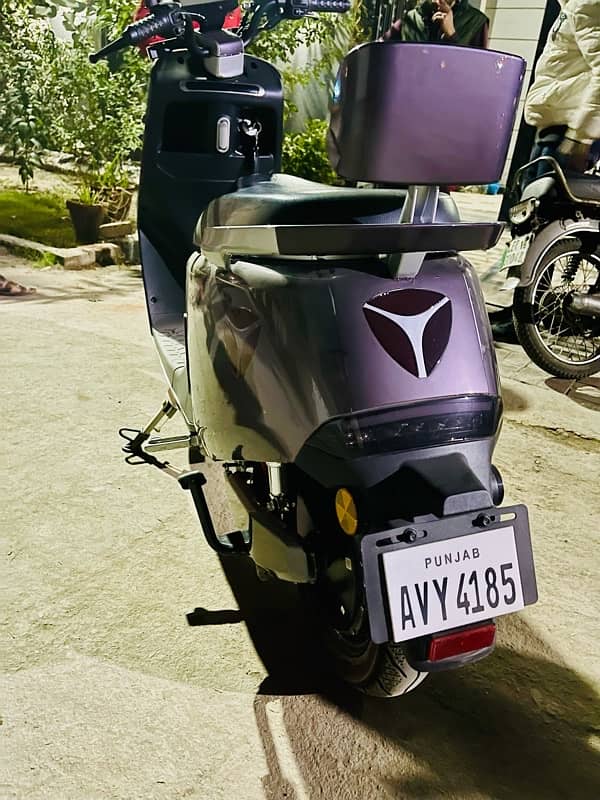 Yadea G5 Scooty Metro 2