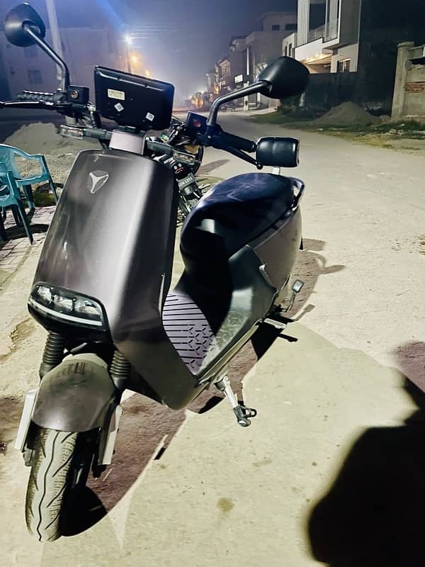 Yadea G5 Scooty Metro 3