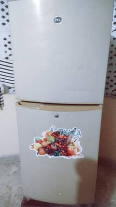 PEL REFRIGERATOR MEDIUM SIZE GOOD CONDITION