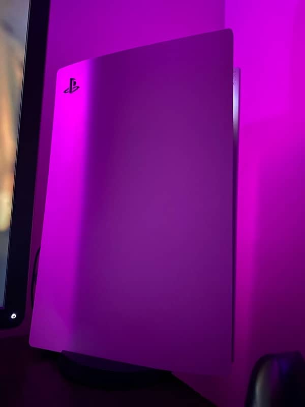 Ps5 Digital Edition UK REGION with a charging dock. 2