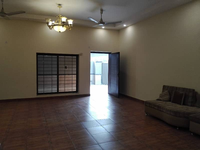 2 Kanal House Ideally Situated In Model Town - Block B 2