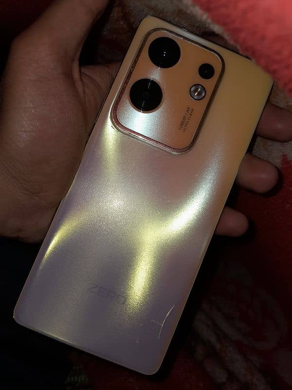 infinix zero 30 gold.  back minor se track hai 1