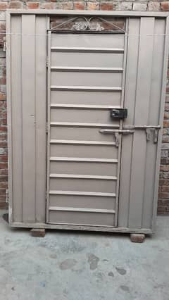 iron door gate 5/good condition no repair no zang.