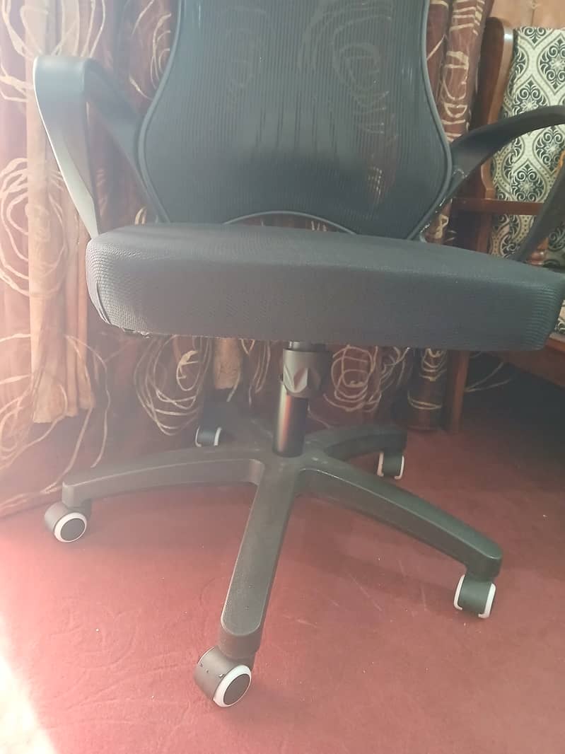 Comfortable and relaxing office chair for sale 4