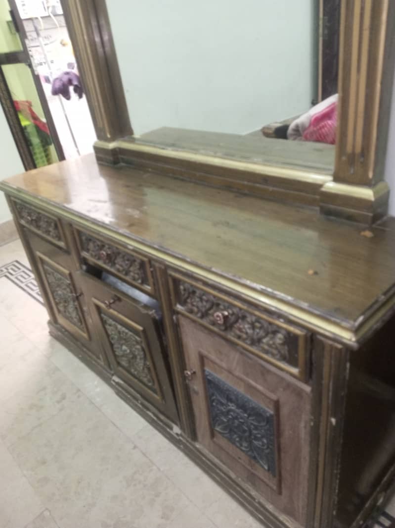 dressing table for sale condition 10/8 2