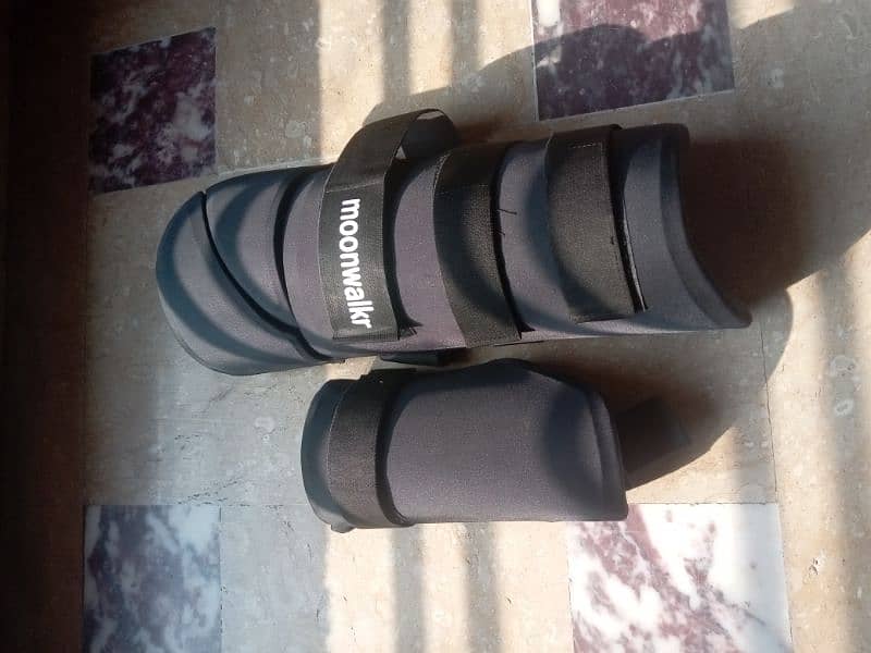 lefty gloves and thigh pads ( new condition) 1