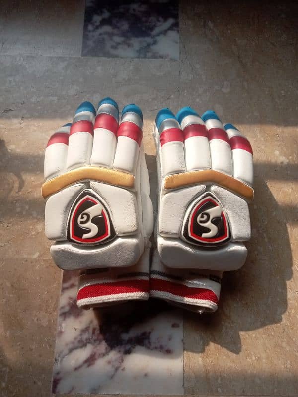 lefty gloves and thigh pads ( new condition) 2