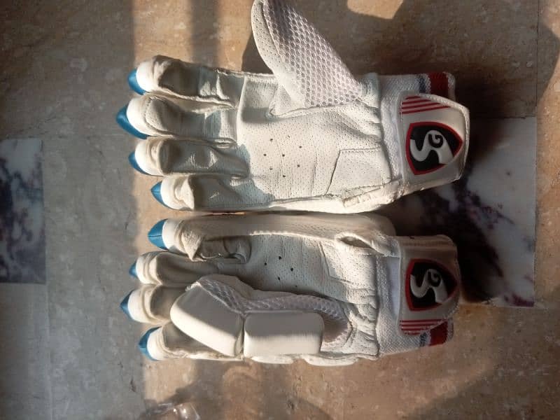 lefty gloves and thigh pads ( new condition) 3