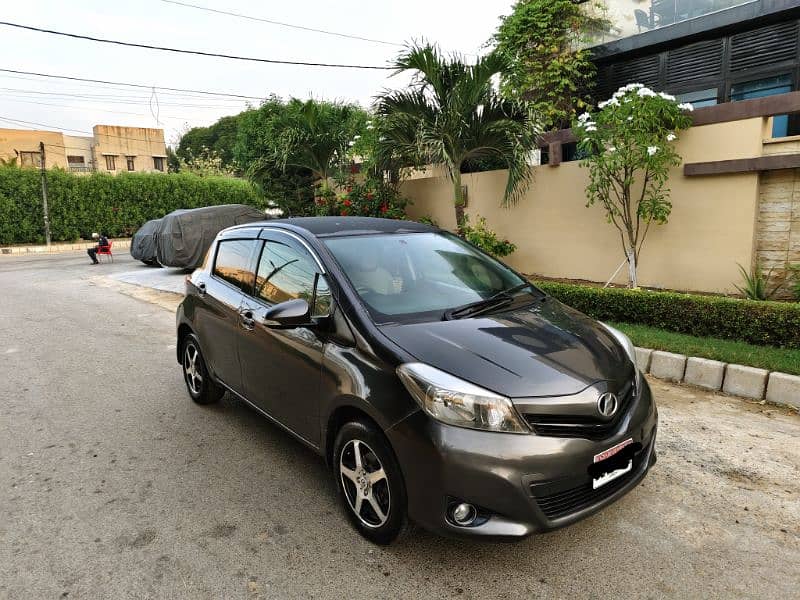 TOYOTA VITZ F 1. Occ MODEL 2013 REG. 2017 ORIGINAL GUN METALLIC COLOR. 0