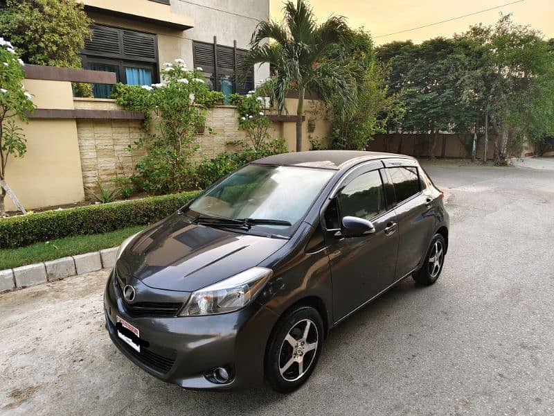 TOYOTA VITZ F 1. Occ MODEL 2013 REG. 2017 ORIGINAL GUN METALLIC COLOR. 2