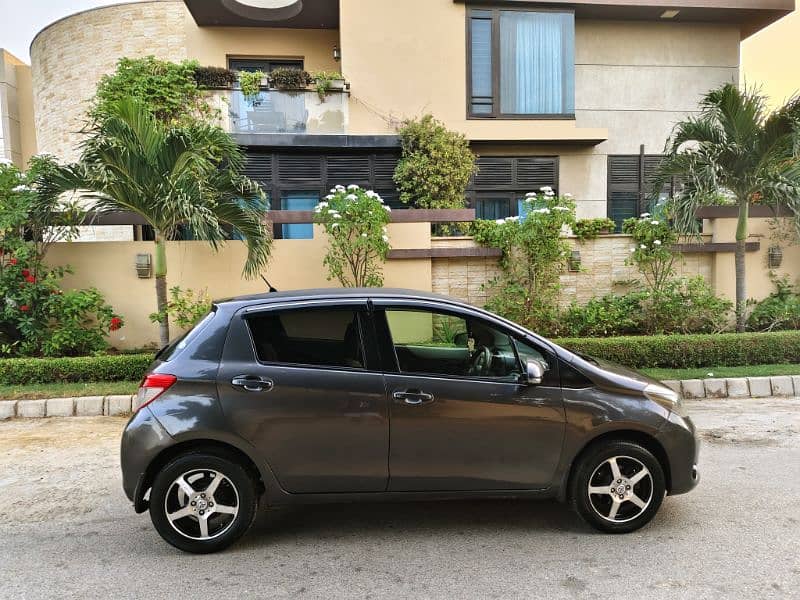 TOYOTA VITZ F 1. Occ MODEL 2013 REG. 2017 ORIGINAL GUN METALLIC COLOR. 13