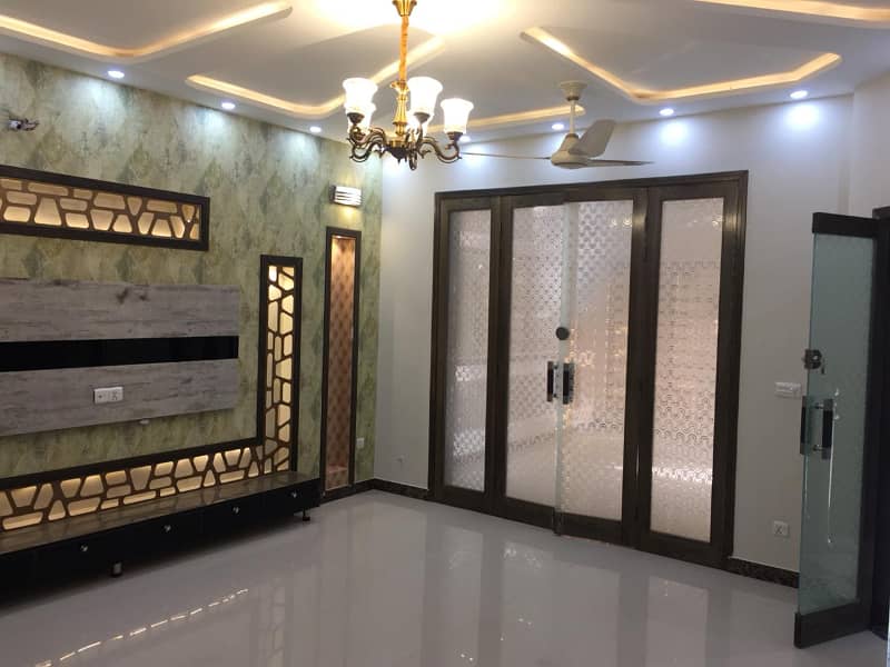 8 Marla Like New House Available For Sale In Bahria Town Lahore. 1