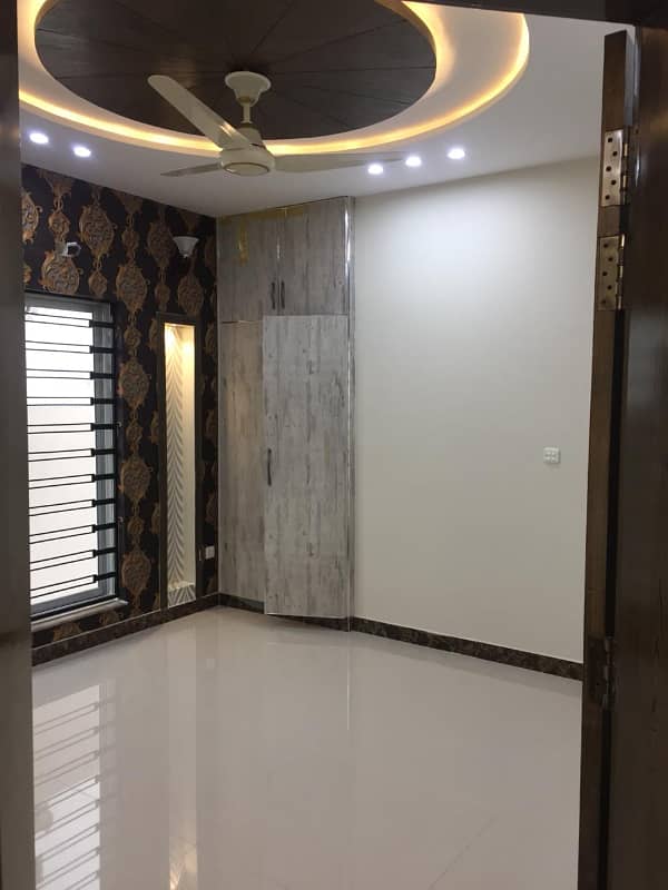 8 Marla Like New House Available For Sale In Bahria Town Lahore. 2