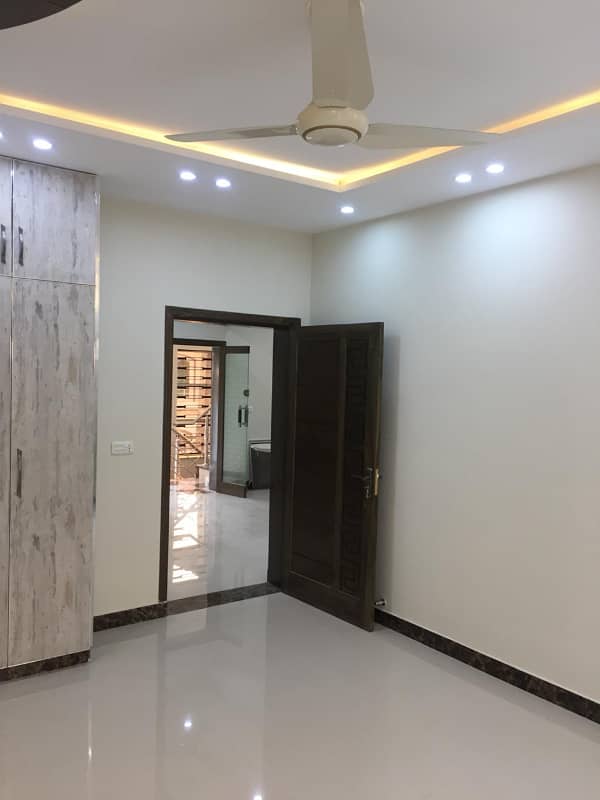 8 Marla Like New House Available For Sale In Bahria Town Lahore. 4