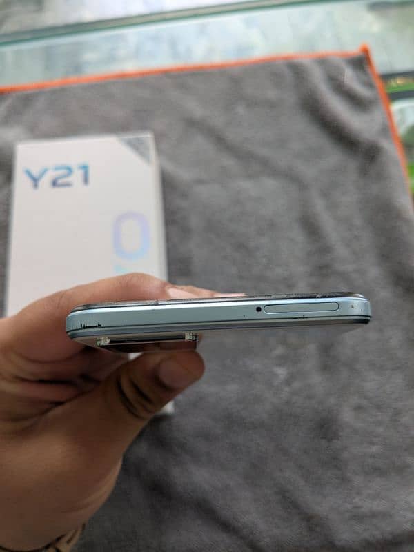 Vivo Y21 4