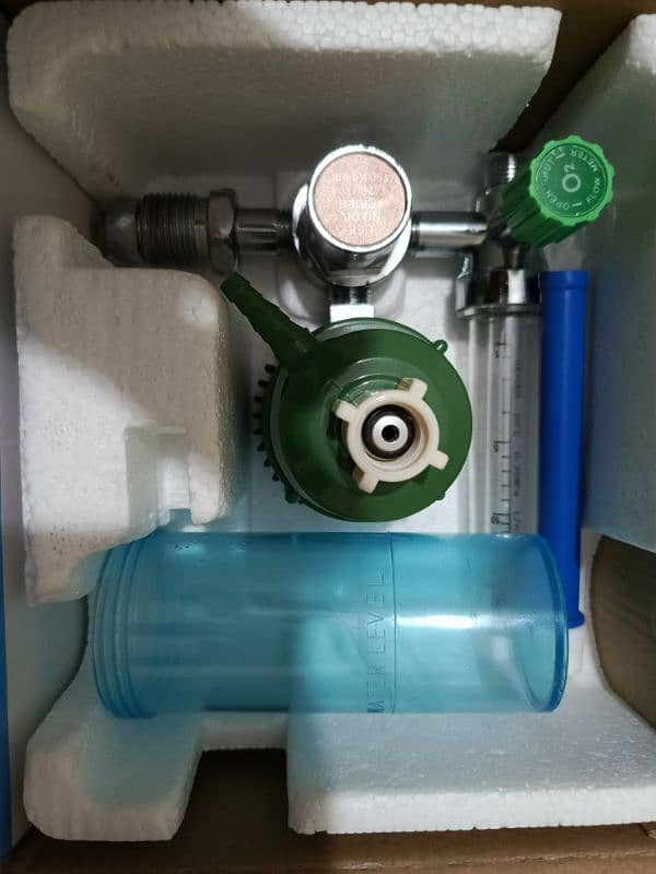 Oxygen cylinder with oxygen regulator 5