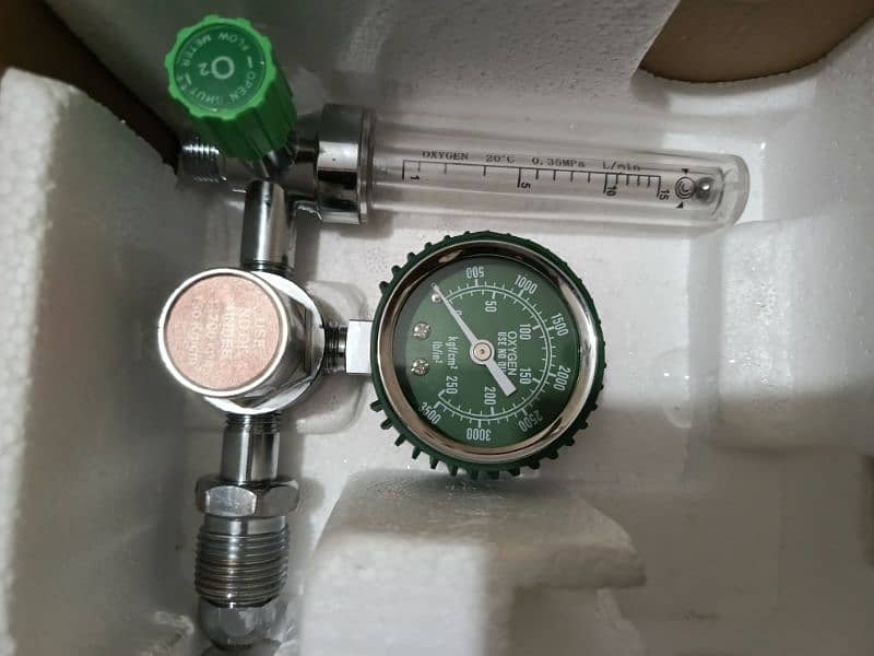 Oxygen cylinder with oxygen regulator 6