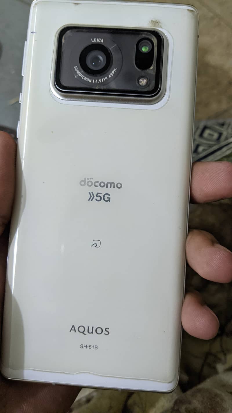 DOCOMO Aquos R6 0