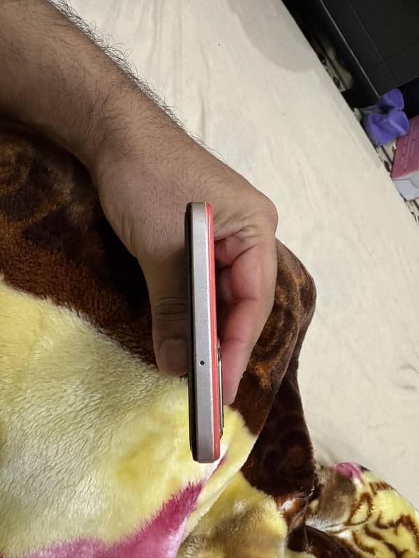 OPPO F17  9/10 Condition Only phone 4