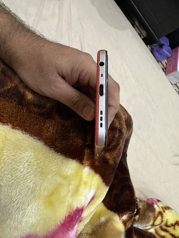 OPPO F17  9/10 Condition Only phone 6