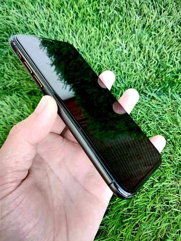 iphone Xs in mint condition 3