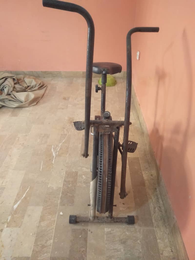 Exercise bike machine in good condition 1