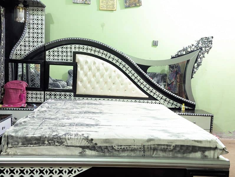 Elegant Double Bed with Mattress & Two Dressing Tables - 99/100 Condi 5