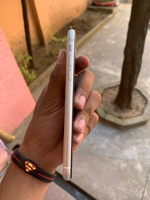 iPhone 11 64GB NON PTA 9