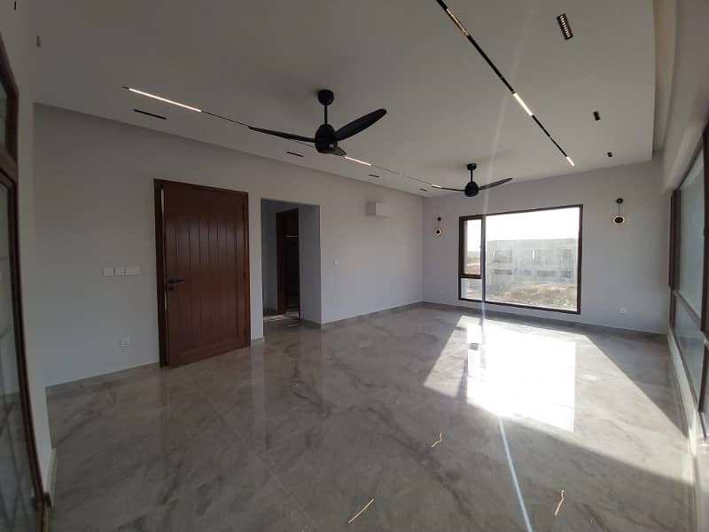 500sq yd Luxury Villa FOR SALE. 2km from Entrance of BTK. 6 Bed DDL 2 Kitchens 1