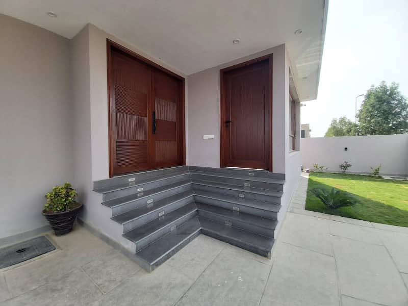 500sq yd Luxury Villa FOR SALE. 2km from Entrance of BTK. 6 Bed DDL 2 Kitchens 19