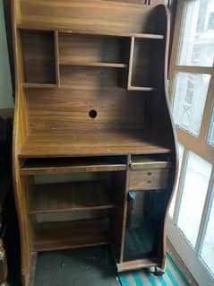 Computer table + shelfs in Exellent condition