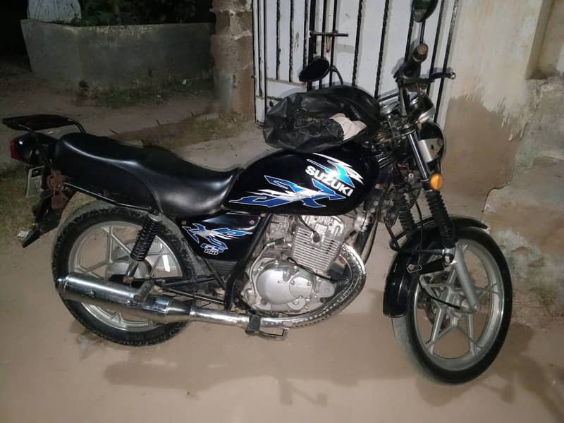 10/10 condition Suzuki 150 bike for sale urgent 3