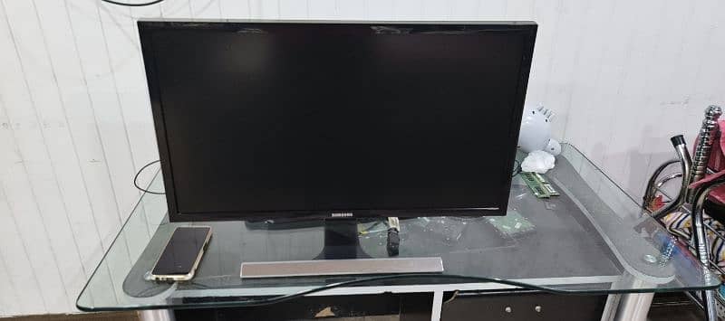 samsung UHd 4k monitot 3