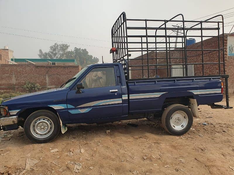 Toyota Hilux 1984 4