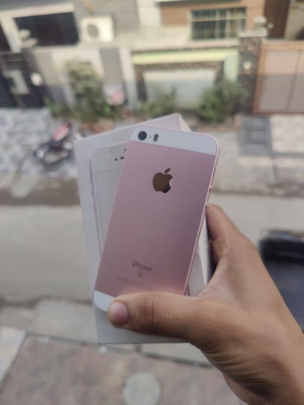 iPhone SE 64gb pta approved 0