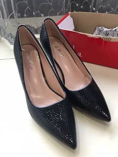 Size 37 brand new heels