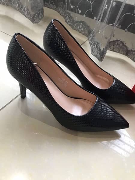 Size 37 brand new heels 1