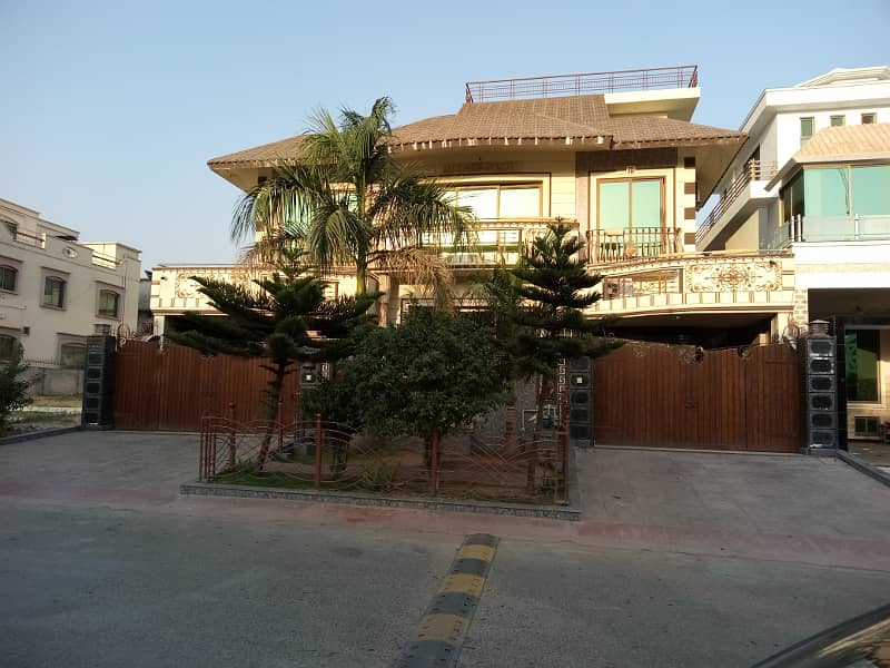 500 Sq Yards Triple Storey House Available For Sale in Multi 3