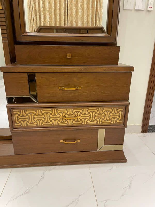 1 month barely used Bedroom set 2 drawers and dressing table 3